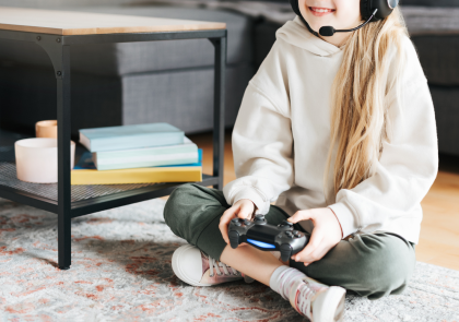 kind is aan het gamen