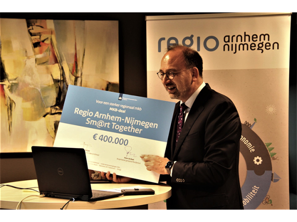 MKB-deal foto, ondertekening burgemeester Peter de Baat